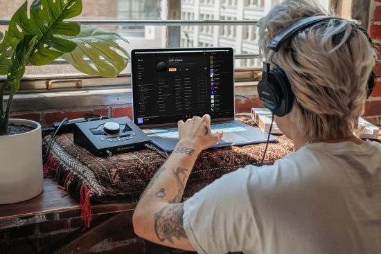 esplora il mondo della produzione musicale con un produttore esperto. scopri come trasformare le tue idee in successi sonori, collaborando con artisti e innovando nel panorama musicale.