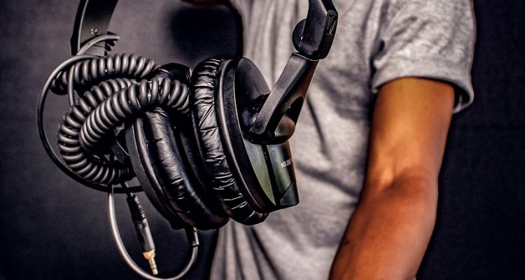 scopri il mondo del music producer: talenti creativi che plasmano la musica e portano alla vita suoni unici. approfondisci il loro lavoro, le tecniche di produzione e come contribuiscono all'industria musicale.