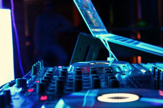 scopri l'arte del suono dal vivo con i nostri eventi e concerti. unisciti a noi per vivere esperienze musicali indimenticabili, dove la musica prende vita in modo unico e coinvolgente.