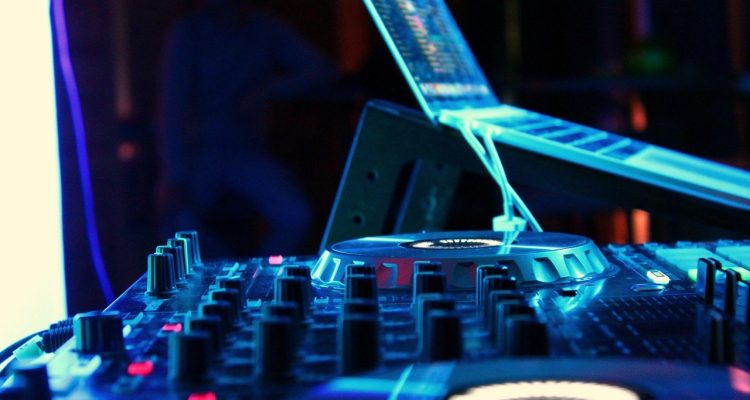 scopri l'arte del suono dal vivo con i nostri eventi e concerti. unisciti a noi per vivere esperienze musicali indimenticabili, dove la musica prende vita in modo unico e coinvolgente.
