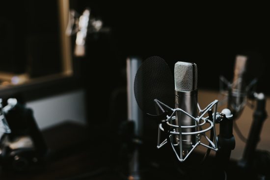 scopri il microfono professionale ideale per i tuoi progetti audio. con una qualità del suono cristallina e caratteristiche avanzate, questo microfono è perfetto per studi di registrazione, performance live, e streaming. ottieni il massimo dalla tua voce o dagli strumenti musicali con attrezzature di alta qualità.
