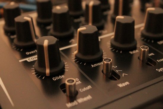 scopri il mondo affascinante dei synthesizer! esplora come questi strumenti musicali innovativi trasformano il suono e ispirano creatività. dallo studio alla scen, i synthesizer offrono una vasta gamma di possibilità sonore per musicisti e produttori.