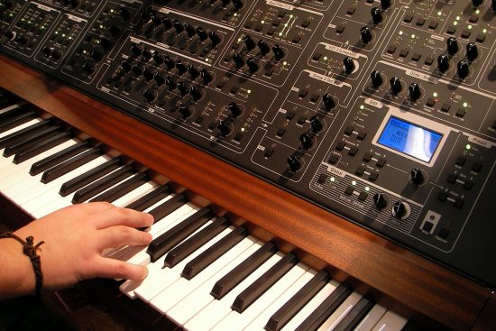 scopri il mondo affascinante dei sintetizzatori! esplora le ultime novità, tecniche di produzione musicale e consigli per principianti e professionisti. unisciti a noi per scoprire come questi strumenti unici possono trasformare la tua musica.
