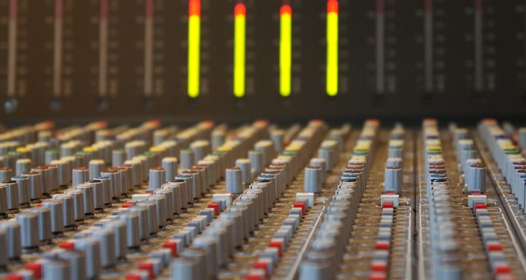 studio di registrazione professionale per artisti e musicisti, dotato delle più moderne attrezzature e un ambiente creativo per dare vita alle tue idee musicali.