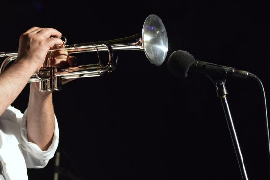 scopri il mondo della tromba: dalla sua storia affascinante alle tecniche moderne, esplora come questo strumento a fiato ha influenzato la musica attraverso i secoli. perfetto per musicisti e appassionati!