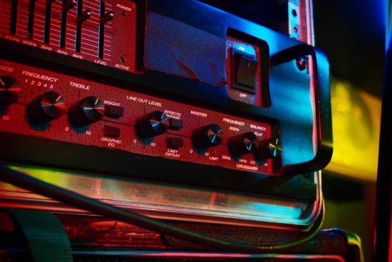 amplificare il suono e le emozioni: scopri come migliorare la tua esperienza uditiva e vivere ogni nota con intensità. un viaggio nel mondo dell'amplificazione per gli amanti della musica.
