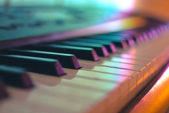 scopri il mondo affascinante dei sintetizzatori, strumenti musicali versatili che trasformano il suono. esplora le loro caratteristiche, l'origine e come utilizzarli per dare vita a melodie uniche. un viaggio sonoro tra tecnologia e creatività!