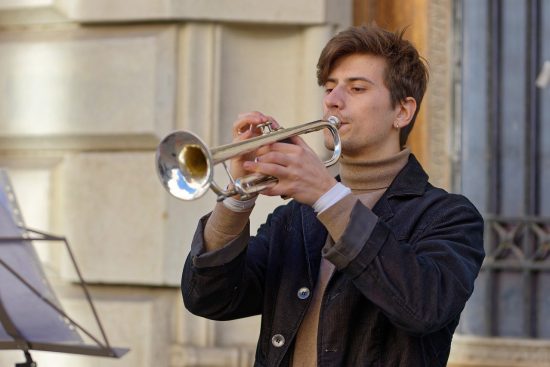 esplora il mondo della tromba: un viaggio attraverso le sue origini, tecniche di suono e l'arte di suonare questo strumento affascinante. scopri come la tromba ha influenzato vari generi musicali e come iniziare il tuo percorso musicale.
