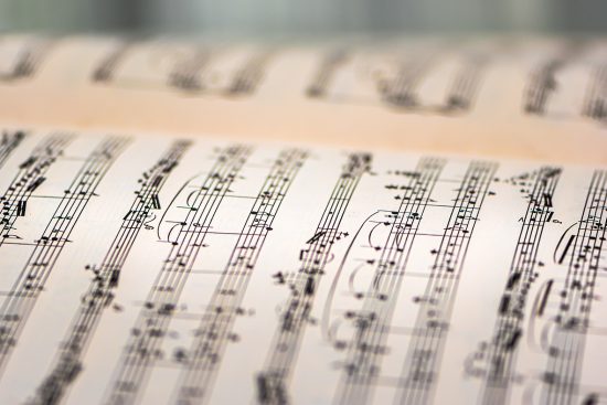scopri i fondamenti della teoria musicale: analisi di armonia, melodia e ritmo per migliorare la tua comprensione della musica e delle sue strutture.