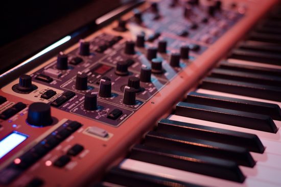 scopri il mondo degli synthesizer: strumenti musicali innovativi che trasformano le tue idee in suoni unici. esplora le migliori marche, le tecniche di sintesi e i consigli per creare musica elettronica straordinaria.