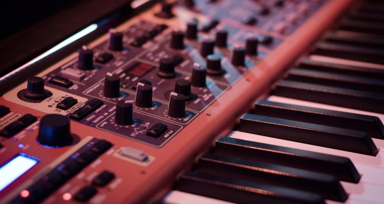 scopri il mondo degli synthesizer: strumenti musicali innovativi che trasformano le tue idee in suoni unici. esplora le migliori marche, le tecniche di sintesi e i consigli per creare musica elettronica straordinaria.