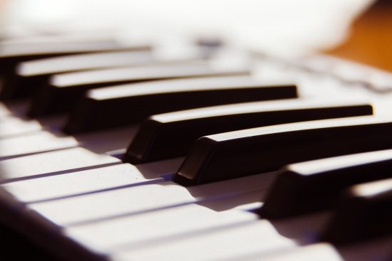 scopri il mondo affascinante dei sintetizzatori: strumenti versatili che trasformano le idee musicali in sonorità uniche. esplora le tecniche, i modelli e le applicazioni per arricchire la tua creatività musicale.