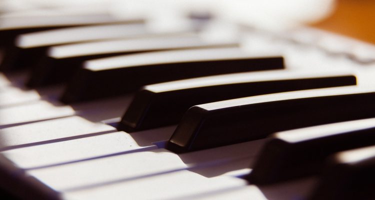 scopri il mondo affascinante dei sintetizzatori: strumenti versatili che trasformano le idee musicali in sonorità uniche. esplora le tecniche, i modelli e le applicazioni per arricchire la tua creatività musicale.