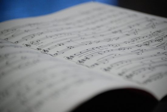 scopri il mondo affascinante della notazione musicale, un linguaggio universale che trasmette emozioni e storie attraverso le note. esplora le sue origini, le tipologie e l'importanza nella musica moderna.