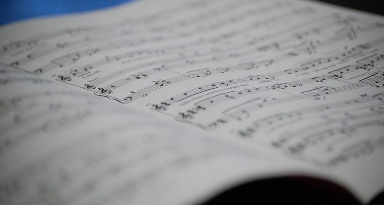 scopri il mondo affascinante della notazione musicale, un linguaggio universale che trasmette emozioni e storie attraverso le note. esplora le sue origini, le tipologie e l'importanza nella musica moderna.
