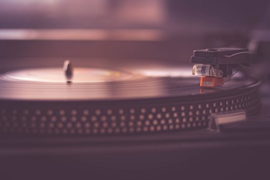 scopri le basi della teoria musicale, esplorando concetti fondamentali come note, scale e armonia. ideale per studenti e appassionati di musica che vogliono approfondire le loro conoscenze e migliorare le proprie competenze musicali.