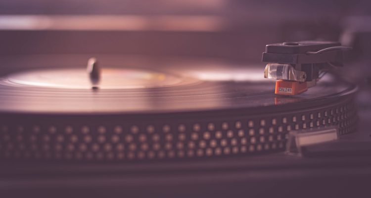 scopri le basi della teoria musicale, esplorando concetti fondamentali come note, scale e armonia. ideale per studenti e appassionati di musica che vogliono approfondire le loro conoscenze e migliorare le proprie competenze musicali.