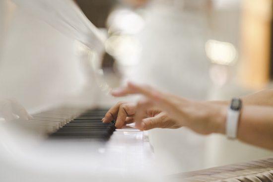 scopri le tecniche pianistiche essenziali per migliorare le tue abilità al pianoforte. dalla lettura delle note alla pratica dei diversi stili musicali, esplora i segreti per diventare un pianista esperto.