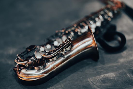 scopri il mondo affascinante del saxofono, uno strumento musicale che unisce eleganza e passione. esplora la sua storia, le tecniche di suono e i generi musicali che abbraccia, dal jazz alla musica classica.