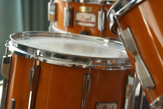 scopri il mondo affascinante degli strumenti a percussione. esplora le varie tipologie, dai tamburi alle maracas, e impara come possono arricchire la tua musica e la tua creatività. un viaggio sonoro che stimola il ritmo e la passione per la musica!