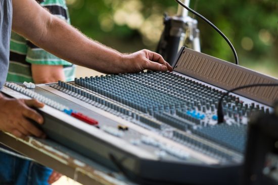 scopri le migliori tecniche di mixing per perfezionare il tuo suono. da suggerimenti professionali a strumenti innovativi, esplora come amalgamare ritmi e melodie per creare tracce indimenticabili.