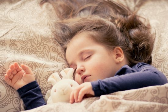 immergiti in una dolce melodia notturna con la nostra selezione di musica per dormire. rilassati e lascia che i suoni delicati ti guidino verso un sonno profondo e riposante. perfetta per meditazione o momenti di tranquillità.