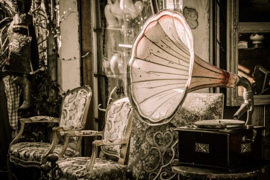 scopri l'atmosfera unica della musica ambient. esplora suoni ipnotici e melodie eteree che ti trasportano in un viaggio sonoro senza confini, perfetti per il relax, la meditazione e la concentrazione.