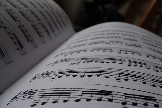 scopri il fascino degli arpeggi, una tecnica musicale che arricchisce le melodie e crea atmosfere incantevoli. esplora le diverse applicazioni degli arpeggi nella musica classica, jazz e moderna per elevare le tue performance.