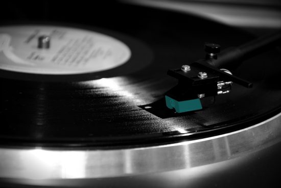 scopri il mondo affascinante delle colonne sonore! esplora le migliori tracce musicali che accompagnano film, serie tv e videogiochi, e lasciati trasportare dalle emozioni e dai ricordi che solo la musica può evocare.
