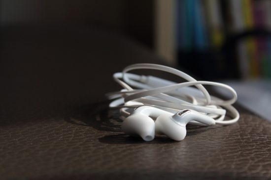 scopri il mondo affascinante della musica elettronica: dalle sue radici storiche ai suoni innovativi dei dj contemporanei. un viaggio sonoro che esplora generi, eventi e artisti che stanno plasmando il panorama musicale moderno.