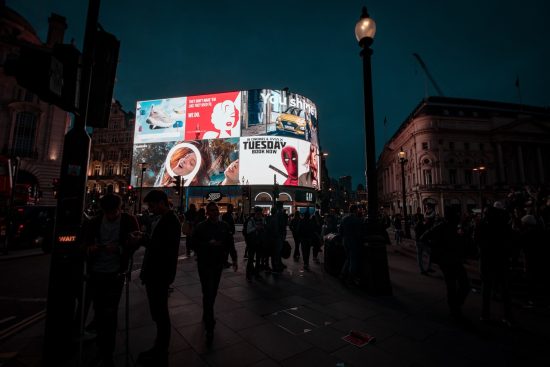 scopri l'arte di catturare l'attenzione con un jingle pubblicitario irresistibile! i jingles sono melodie brevi e accattivanti che rafforzano l'identità del marchio e lasciano un'impronta duratura nella mente dei consumatori. trova il tuo suono distintivo e fai risaltare la tua pubblicità!