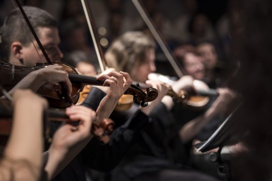 scopri l'espressione musicale, un viaggio emozionante attraverso suoni, ritmi e melodie. esplora come la musica comunica sentimenti e cultura, unendo le persone in un'armonia universale.