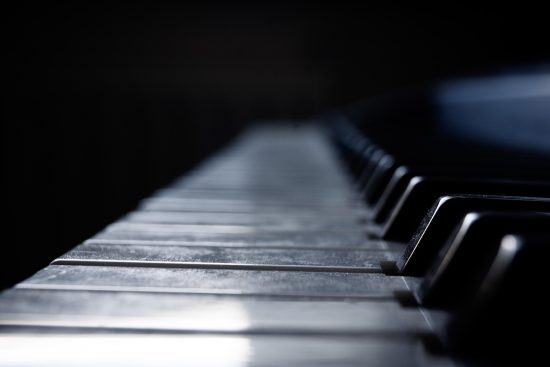 scopri la nostra selezione di pianoforti di alta qualità, perfetti per tutti i livelli. scegli il tuo strumento ideale e inizia il tuo viaggio musicale con eleganza e stile.