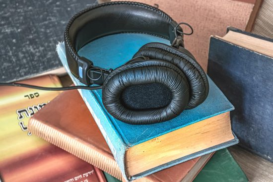 scopri l'affascinante mondo degli audiolibri: ascolta storie avvincenti, impara nuove cose e lasciati trasportare dalle parole. perfetto per ogni momento della tua giornata!