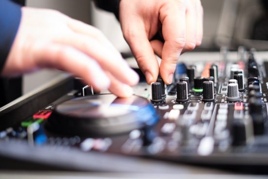 scopri il mondo dei sound system: un viaggio attraverso il suono di alta qualità, attrezzature all'avanguardia e esperienze musicali indimenticabili. che tu sia un appassionato di musica o un professionista del settore, esplora le ultime tendenze e consigli per creare un'installazione audio perfetta.