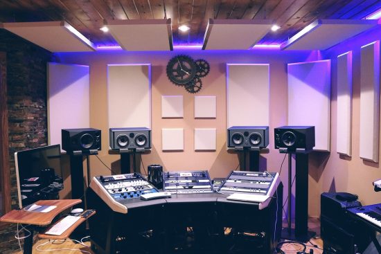 scopri il nostro moderno studio di registrazione, dotato delle ultime tecnologie, dove la tua musica prende vita. offriamo servizi professionali per musicisti, band e artisti, garantendo un'esperienza creativa e di alta qualità.