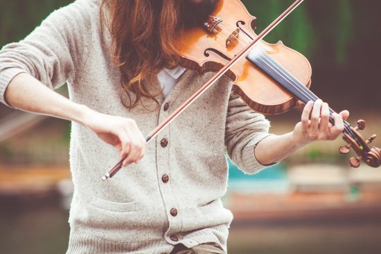 scopri la bellezza e l'arte del violino: uno strumento musicale classico che incanta con le sue melodie avvolgenti e la sua profondità espressiva. esplora la storia, le tecniche e le nuove tendenze del violino nel panorama musicale contemporaneo.