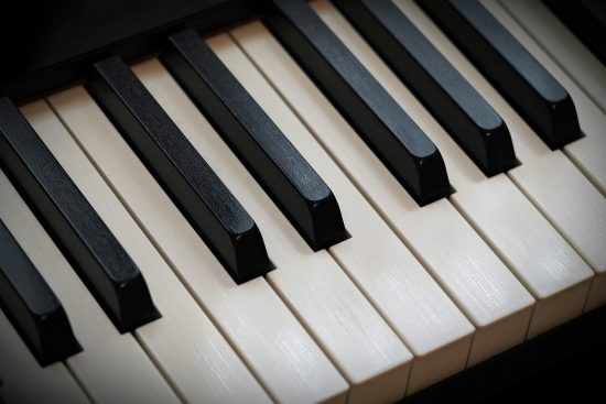 affitta strumenti musicali di alta qualità per soddisfare le tue esigenze artistiche. scegli tra una vasta gamma di chitarre, batterie, pianoforti e molto altro ancora per ogni occasione.