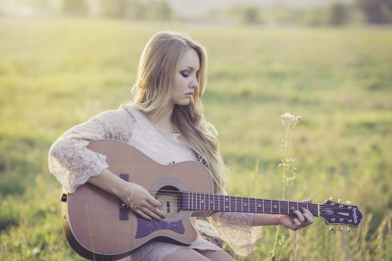 scopri il mondo affascinante degli strumenti musicali! esplora diverse categorie, dalla chitarra al pianoforte, e trova l'ispirazione per la tua musica. unisciti a noi per imparare, suonare e condividere la tua passione per la musica.
