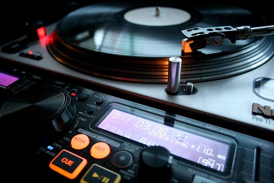 scopri il potere della musica: un viaggio attraverso generi, artisti e emozioni che ispirano il cuore e l'anima. unisciti a noi per esplorare le melodie che caratterizzano la nostra vita.