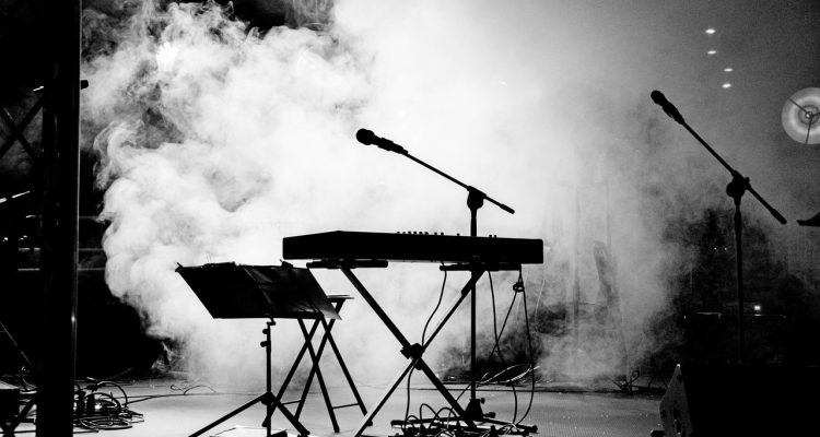 scopri il mondo della musica: dai classici senza tempo alle ultime hit, esplora generi, artisti e collaborazioni che danno vita a emozioni uniche. un viaggio sonoro che delizia i tuoi sensi!