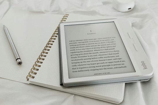 esplora il mondo affascinante degli audiolibri: una vasta selezione di storie avvincenti, dalla narrativa alla saggistica, perfetta per accompagnarti in ogni momento della giornata. scopri il piacere di ascoltare e lasciati trasportare dalla magia delle parole.