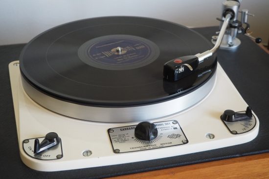 scopri il mondo dell'alta fedeltà: ascolta la musica come mai prima d'ora con impianti audio di qualità superiore, dettagli nitidi e suoni avvolgenti. esplora le migliori attrezzature e tendenze per un'esperienza di ascolto senza pari.