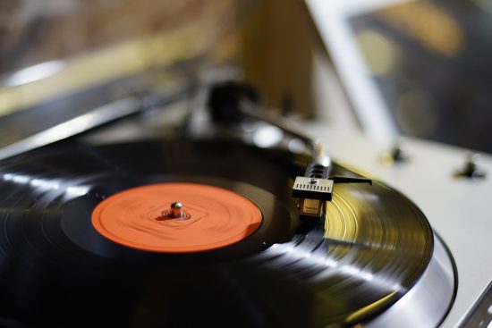 partecipate alla nostra masterclass di musica e elevate le vostre abilità musicali! imparate dai migliori professionisti del settore e scoprite i segreti per eccellere nella musica, che si tratti di canto, strumento o composizione. un'opportunità unica per crescere artisticamente e connettersi con altri appassionati.