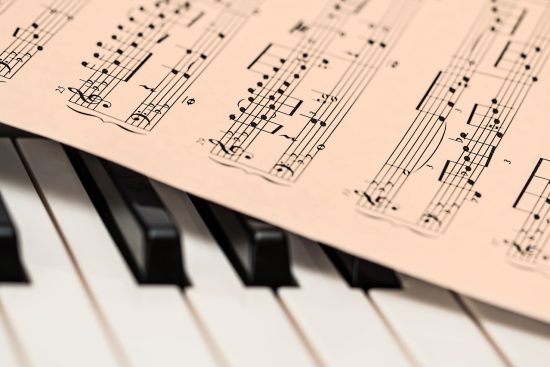 scopri il meraviglioso mondo della musica: dai classici senza tempo alle ultime hits, esplora generi, artisti e album che risvegliano emozioni e ispirano creatività. unisciti a noi nella celebrazione delle melodie che accompagnano ogni momento della vita.