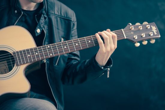 scopri il mondo affascinante dell'acustica: dalla teoria del suono alle applicazioni pratiche, esplora come le onde sonore influenzano l'ambiente circostante e migliorano l'esperienza uditiva.