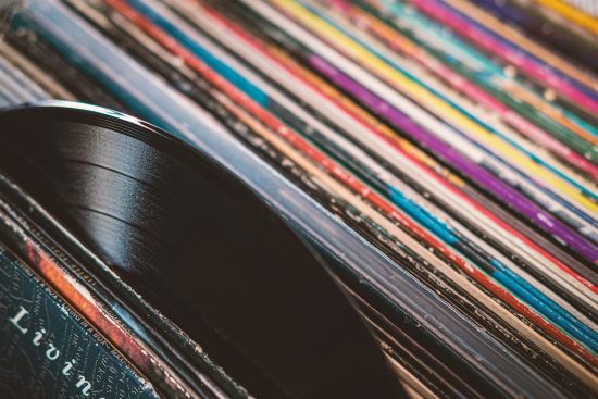 esplora l'affascinante mondo della produzione di vinile. scopri i processi artigianali, la qualità del suono impareggiabile e l'arte dietro la creazione di dischi in vinile. perfetto per audiophiles e collezionisti!