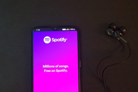 scopri spotify: la piattaforma di streaming musicale che ti offre accesso a milioni di brani, playlist personalizzate e podcast. ascolta la tua musica preferita ovunque tu sia e condividi le tue scoperte musicali con gli amici.