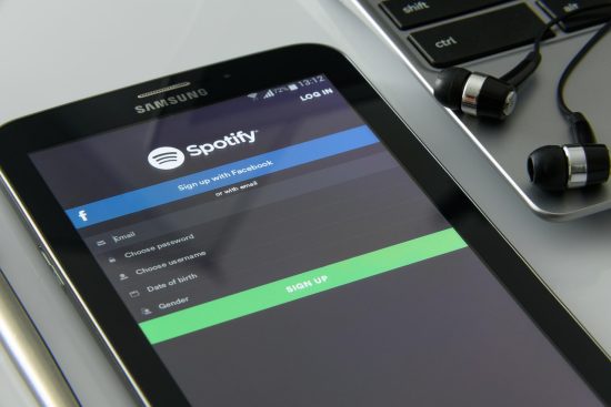 scopri l'universo musicale di spotify: ascolta milioni di brani, crea playlist personalizzate e condividi la tua passione per la musica con gli amici. un'esperienza unica di streaming musicale a portata di mano!