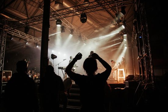 scopri i migliori concerti nei tuoi dintorni! unisciti a noi per esperienze musicali indimenticabili e performance dal vivo dei tuoi artisti preferiti. non perdere l'occasione di vivere la musica come mai prima d'ora!